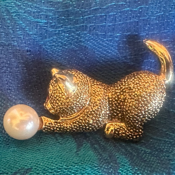 Gold-Tone Kitty Cat Brooch Chasing a Faux Pearl - Picture 7 of 11